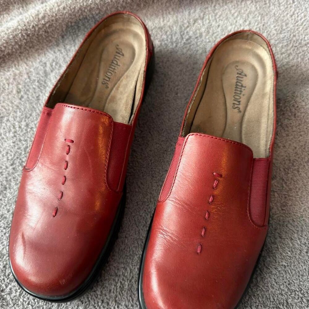 Vintage 90s/Y2K Auditions Genuine Leather Square-Toe Mules Clogs in Burgundy - S